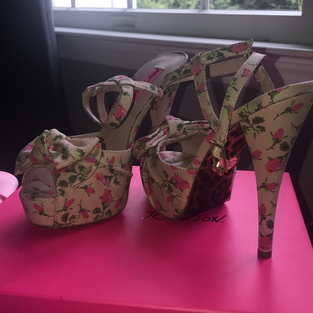 Floral summer pumps
